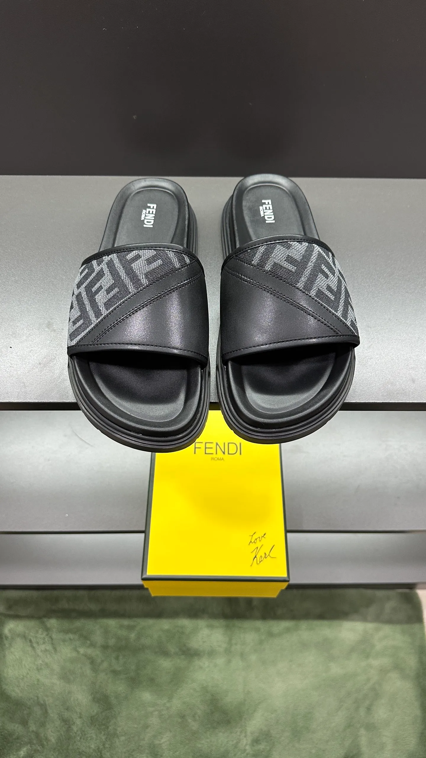 P300 [Fendi Slippers] High-end men's shoes brand, official website 1:1 latest masterpiece: original mold customization, fabrics made of imported original materials, upgraded outsole, lighter and non-slip. The market's top quality, simple yet tasteful, a must-have for fashionistas, fashionable at your feet, full of confidence, the same style at the counter 👍The season of summer slippers is here. Code: 38-45, 46 order